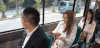 公交车 不耐烦 抱东西 无语