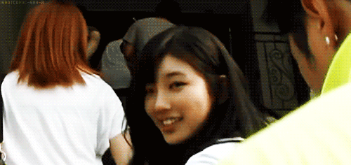 美女 微笑 行走 手指