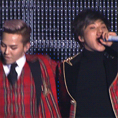 BIGBANG 舞台 蹦跶 搭肩