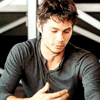 男人 比划 低头 撇嘴