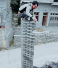 危险 摩托车 砌墙 玻璃