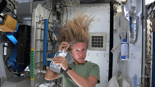 电视 头发 科学 国际空间站 零重力 有时水离你而去 你试图抓住尽可能多的它 因为你可以