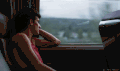 帅哥 坐火车 倚靠 窗外