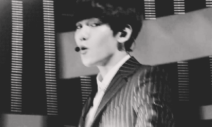 边伯贤 exo 黑白 帅气