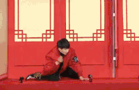 王源 爬行 搞笑 爱玩