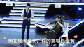 舞台 男人 表演 唱歌