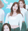 美女 可爱 白衣服 唱歌 手掌 笑容