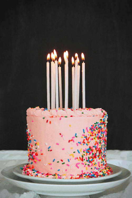生日蛋糕 蜡烛 黑夜 盘子