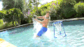 格里芬 赤膊上阵 水中灌篮 游泳池