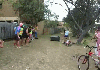 男人 自行车 跳跃 围观
