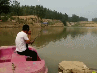 男子 背影 钓鱼 听电话 手机掉水里
