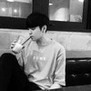 男孩 黑白 休息 奶茶