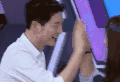 白衣服 帅哥 话筒 击掌 笑容