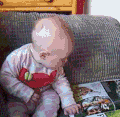 婴儿 看杂志 整蛊 捣蛋