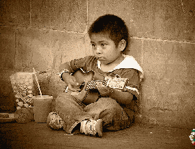 坐在地上 弹吉它的 小男孩 表演