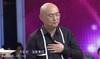 闭眼 光头 捂胸口 话筒