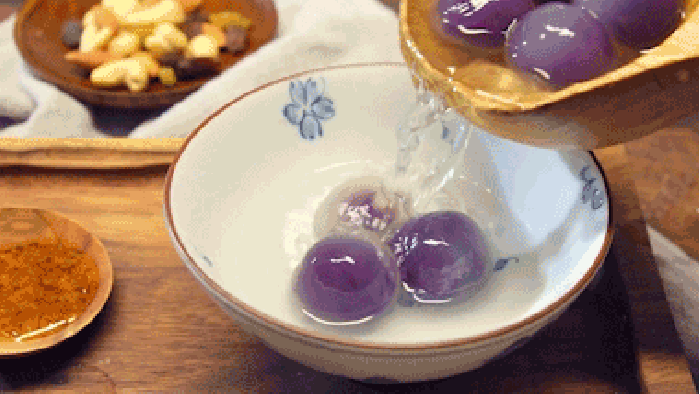 美食 汤圆 紫色 木勺