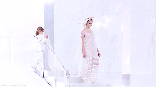 下台阶 美丽的白纱 长长的裙尾 走路