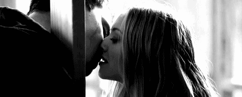 黑白 情侣 接吻 下雨