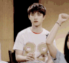 都暻秀 EXO 举手 眨眼
