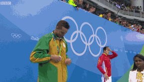 孙杨 里约奥运会 领奖 金牌 拍手 够不着，1 够不着
