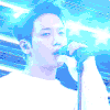 帅哥 白衣服 话筒 灯光 唱歌