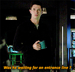 帅哥 喝水 交谈 眼神