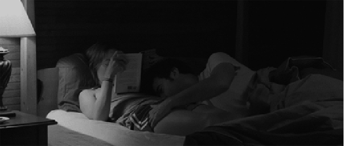睡觉 黑暗 看书 撒娇