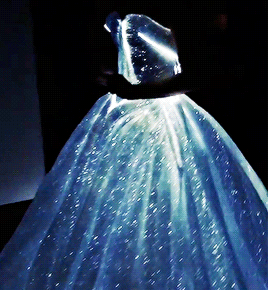 模特 蓝裙子 夜光 闪烁