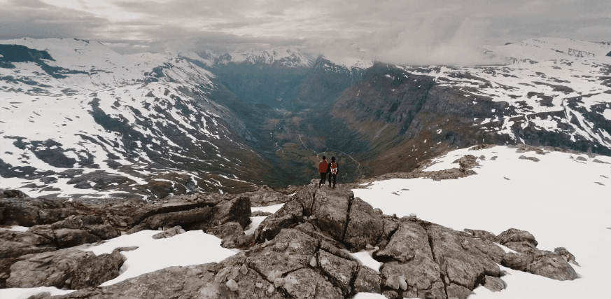 北欧 情侣 挪威 旅行的意义-挪威之旅 游客 阴天 雪山 风景