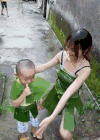 美女 萌娃 抱起 衣服挺有创意
