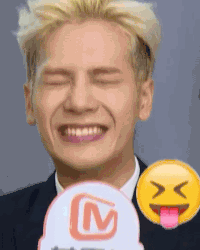 王嘉尔 伸舌头 闭眼睛 好开心