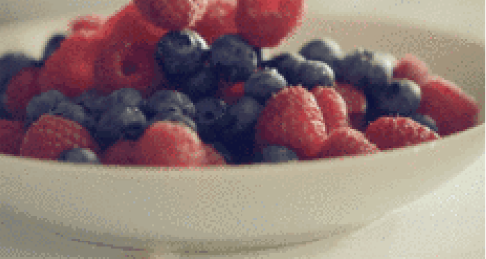 草莓 蓝莓 水果 滚落