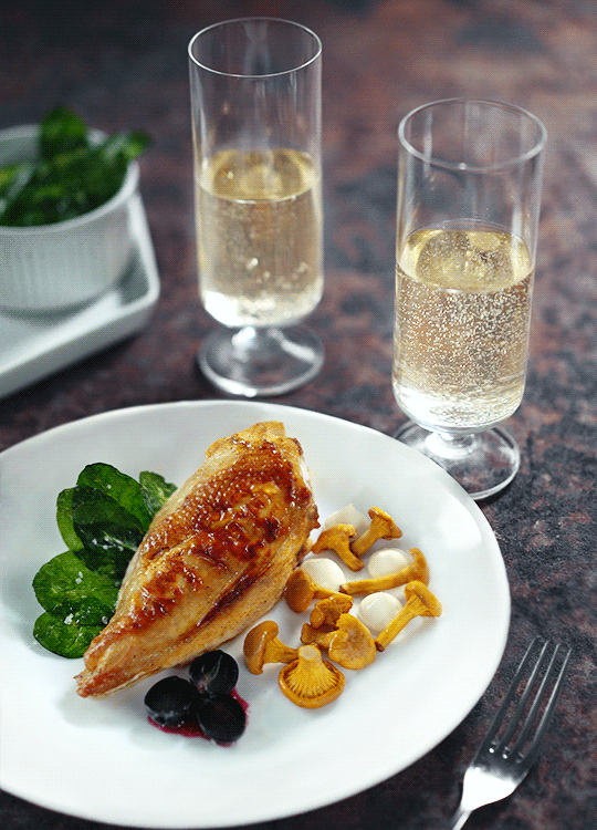 浪漫晚餐 美味 白瓷盘 叉子 杯子 香槟