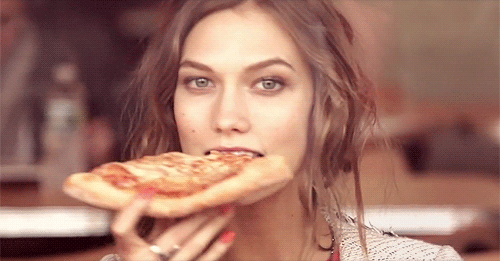 美女 吃披萨 眨眼
