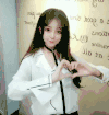 美女 长发 红嘴唇 手势