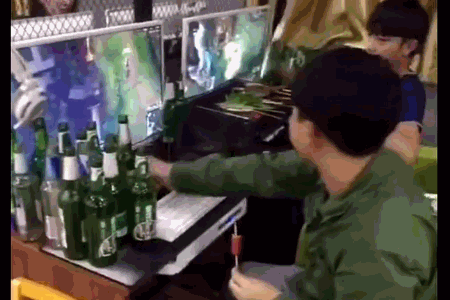 啤酒 绿色 电脑 短发