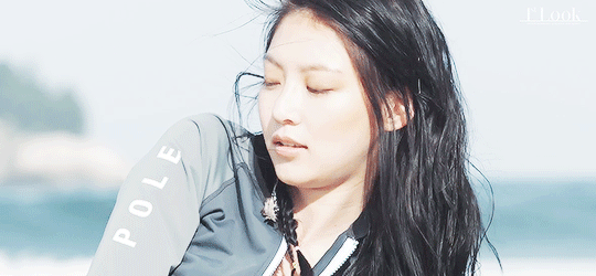 美女 注視 長(zhǎng)發(fā)