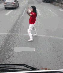 女人 公路 跳舞 精神