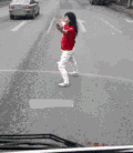 女人 公路 跳舞 精神