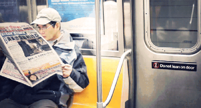 地铁 车厢 看报纸 行进