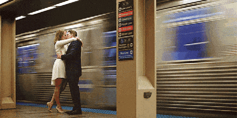 情侣 地铁站 亲吻 爱情