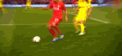 足球  运动员 奔跑 红色