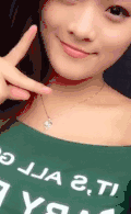 美女 笑容 伸舌头 手指