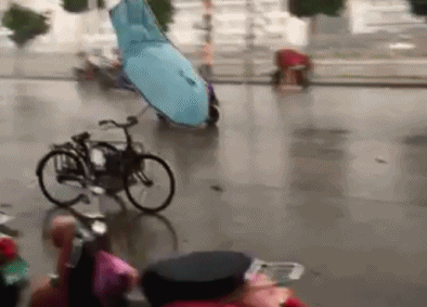 骑车 打伞 无人驾驶 马路上