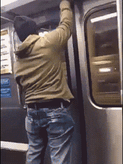 地铁 强行开门 跳车 摔倒