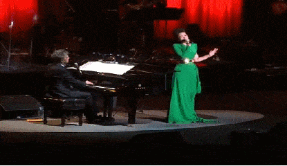 弹钢琴 明星 绿色裙子 唱歌