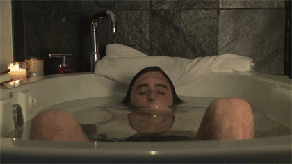 男人 浴缸 放松 泡澡