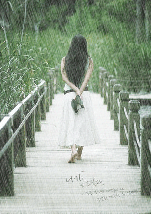 美女 背影 下雨 漫步
