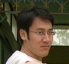 转头 帅哥 戴眼镜 白衣服